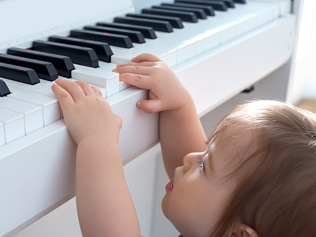 ピアノの触れる幼児